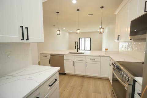 Touwnhouse à louer à Tampa, Floride: 3 chambres, 213.58 m2 № 2396029 - photo 15
