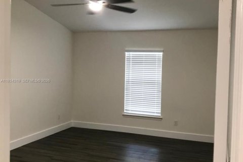 Снять в аренду виллу или дом в Кейп-Корал, Флорида 3 спальни, № 1997917 - фото 12