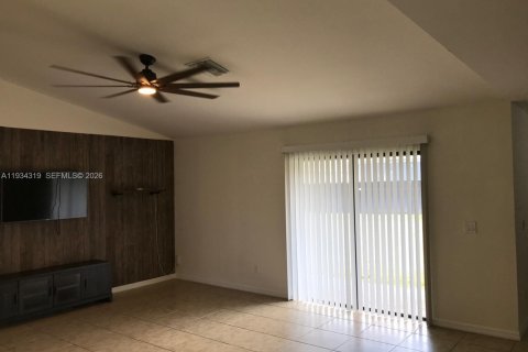 Снять в аренду виллу или дом в Кейп-Корал, Флорида 3 спальни, № 1997917 - фото 20