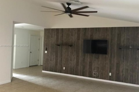 Снять в аренду виллу или дом в Кейп-Корал, Флорида 3 спальни, № 1997917 - фото 16