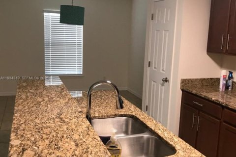 Снять в аренду виллу или дом в Кейп-Корал, Флорида 3 спальни, № 1997917 - фото 28