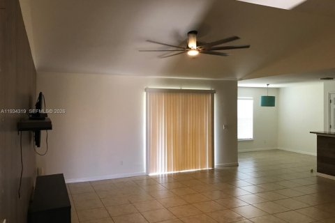 Снять в аренду виллу или дом в Кейп-Корал, Флорида 3 спальни, № 1997917 - фото 19