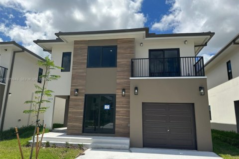 House in Florida City, Florida 5 bedrooms, 176.7 sq.m. № 2044653 - photo 1