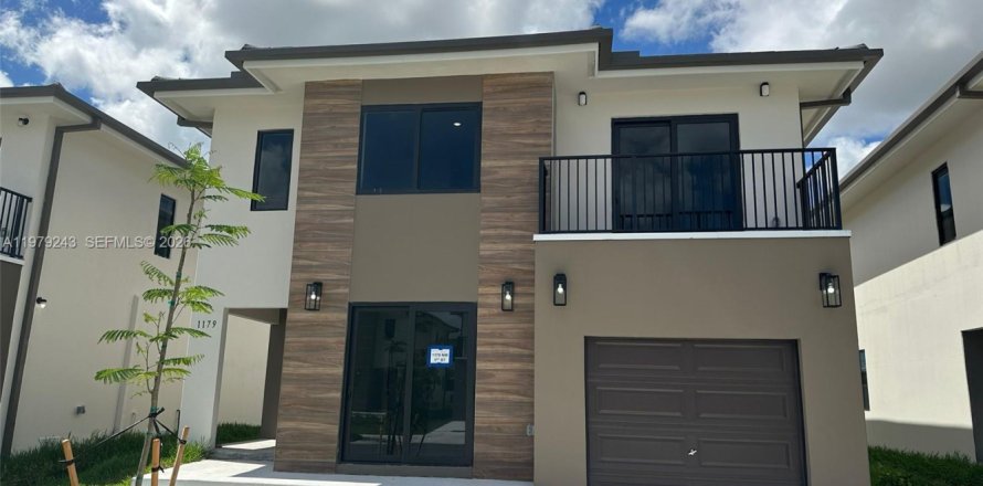 House in Florida City, Florida 5 bedrooms, 176.7 sq.m. № 2044653