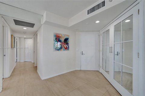 Condo in Aventura, Florida, 3 bedrooms  № 2054214 - photo 16