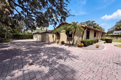 House in Tampa, Florida 3 bedrooms, 195.84 sq.m. № 2305003 - photo 20