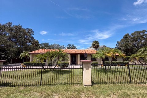 House in Tampa, Florida 3 bedrooms, 195.84 sq.m. № 2305003