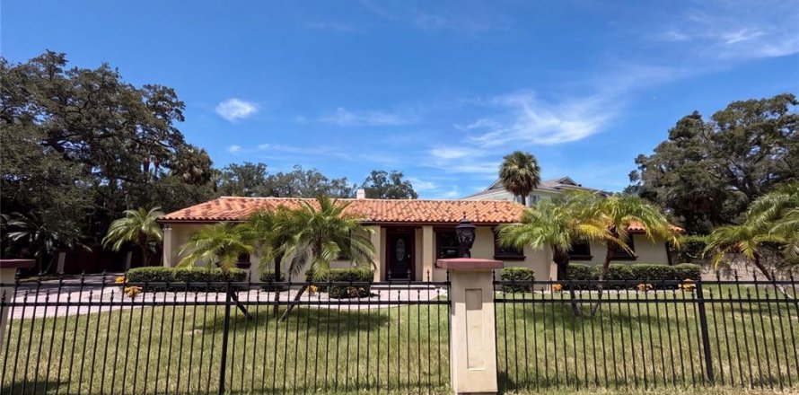 House in Tampa, Florida 3 bedrooms, 195.84 sq.m. № 2305003