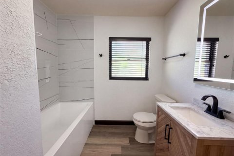 House in Tampa, Florida 3 bedrooms, 195.84 sq.m. № 2305003 - photo 12