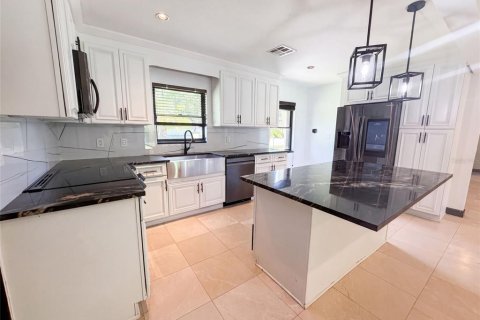 House in Tampa, Florida 3 bedrooms, 195.84 sq.m. № 2305003 - photo 18