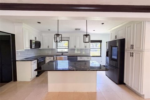 House in Tampa, Florida 3 bedrooms, 195.84 sq.m. № 2305003 - photo 2