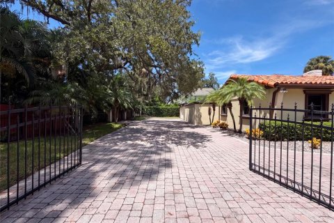 House in Tampa, Florida 3 bedrooms, 195.84 sq.m. № 2305003 - photo 19