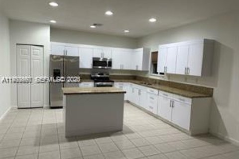 Casa en venta en Miami, Florida, 4 dormitorios № 2001279 - foto 4