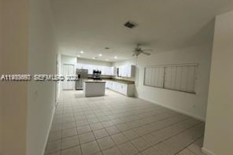 Casa en venta en Miami, Florida, 4 dormitorios № 2001279 - foto 3