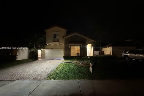 Casa en venta en Miami, Florida, 4 dormitorios № 2001279 - foto 1