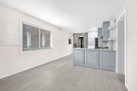 Apartamento en alquiler en Miami, Florida, 1 dormitorio, 62.52 m2 № 2011257 - foto 3