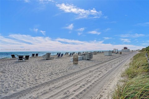 Купить кондоминиум в Майами-Бич, Флорида 1 спальня, 61.97м2, № 1981731 - фото 15