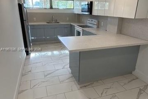 Casa en alquiler en North Miami Beach, Florida, 3 dormitorios, 142.98 m2 № 2011675 - foto 2