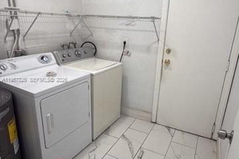 Casa en alquiler en North Miami Beach, Florida, 3 dormitorios, 142.98 m2 № 2011675 - foto 5