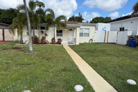 Casa en North Miami Beach, Florida 3 dormitorios, 142.98 m2 № 2011675