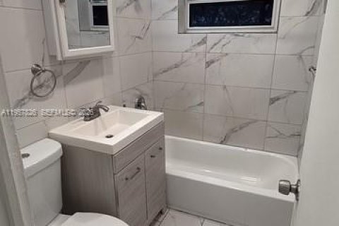 Casa en alquiler en North Miami Beach, Florida, 3 dormitorios, 142.98 m2 № 2011675 - foto 3