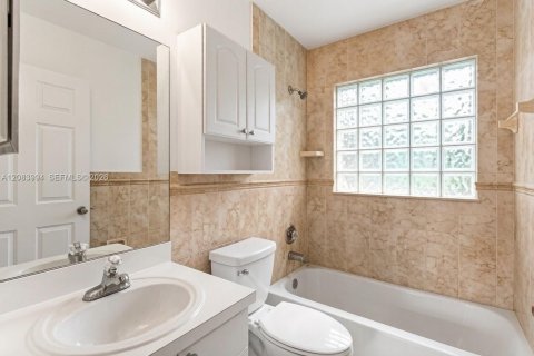 Villa ou maison à louer à Coral Springs, Floride: 6 chambres, 225.75 m2 № 2350595 - photo 4