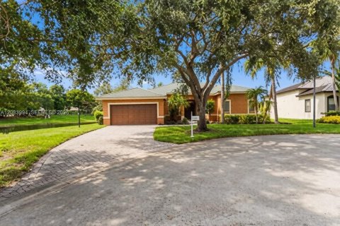 Villa ou maison à louer à Coral Springs, Floride: 6 chambres, 225.75 m2 № 2350595 - photo 2