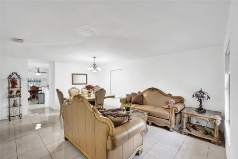 Купить виллу или дом в Майами-Гарденс, Флорида 3 спальни, 136.94м2, № 1991252 - фото 4
