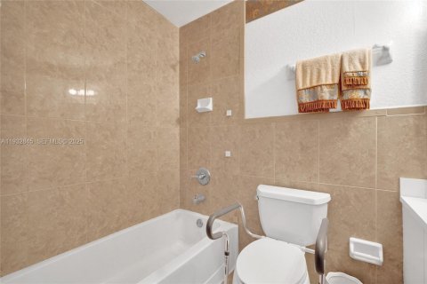 Купить виллу или дом в Майами-Гарденс, Флорида 3 спальни, 136.94м2, № 1991252 - фото 18