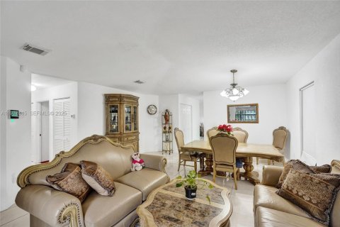 Купить виллу или дом в Майами-Гарденс, Флорида 3 спальни, 136.94м2, № 1991252 - фото 5