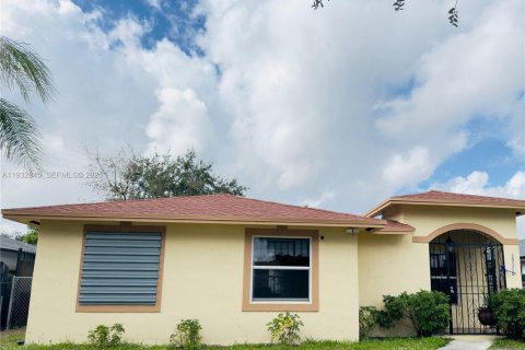 Купить виллу или дом в Майами-Гарденс, Флорида 3 спальни, 136.94м2, № 1991252 - фото 1