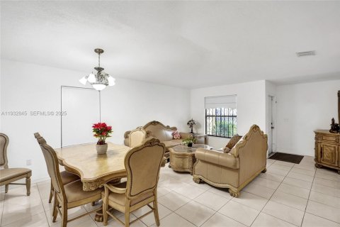 Купить виллу или дом в Майами-Гарденс, Флорида 3 спальни, 136.94м2, № 1991252 - фото 2