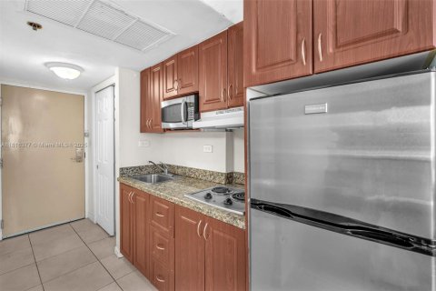 Condo in Sunny Isles Beach, Florida  № 1776401 - photo 9