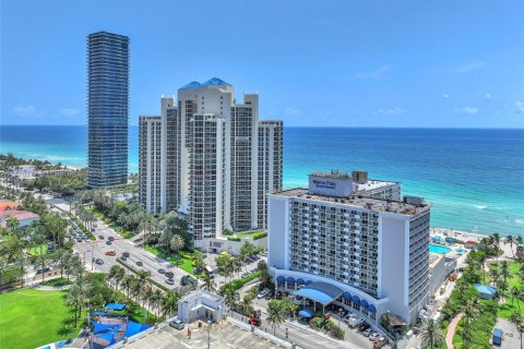 Condo in Sunny Isles Beach, Florida  № 1776401 - photo 1
