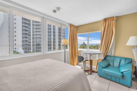 Condo in Sunny Isles Beach, Florida  № 1776401 - photo 4
