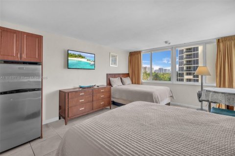 Condo in Sunny Isles Beach, Florida  № 1776401 - photo 10