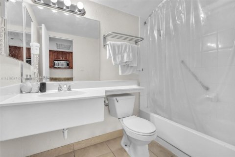 Condo in Sunny Isles Beach, Florida  № 1776401 - photo 6