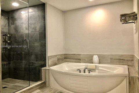 Condo in Hollywood, Florida, 3 bedrooms  № 2152705 - photo 18
