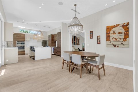 Villa ou maison à vendre à Biscayne Park, Floride: 5 chambres, 232.44 m2 № 2007625 - photo 9