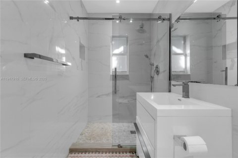 Villa ou maison à vendre à Biscayne Park, Floride: 5 chambres, 232.44 m2 № 2007625 - photo 15