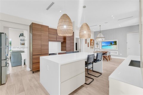 Villa ou maison à vendre à Biscayne Park, Floride: 5 chambres, 232.44 m2 № 2007625 - photo 4