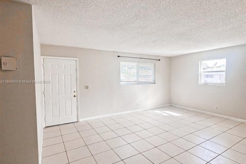 Снять в аренду виллу или дом в Палм Спрингс, Флорида 2 спальни, № 1950652 - фото 3