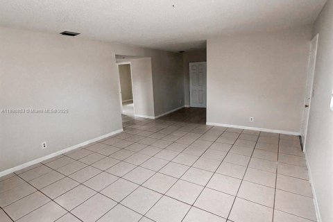 Снять в аренду виллу или дом в Палм Спрингс, Флорида 2 спальни, № 1950652 - фото 8