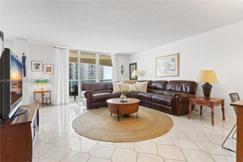 Condominio en alquiler en Hollywood, Florida, 2 dormitorios, 119.94 m2 № 2060785 - foto 14