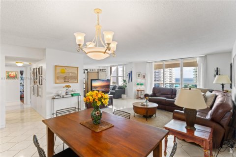 Condominio en alquiler en Hollywood, Florida, 2 dormitorios, 119.94 m2 № 2060785 - foto 13