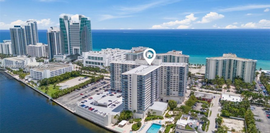 Condominio en Hollywood, Florida, 2 dormitorios  № 2060785