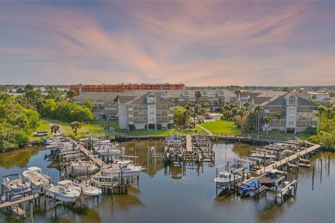 Condo in New Port Richey, Florida, 3 bedrooms № 2092448