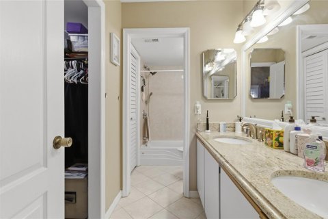 Condo in New Port Richey, Florida, 3 bedrooms  № 2092448 - photo 17