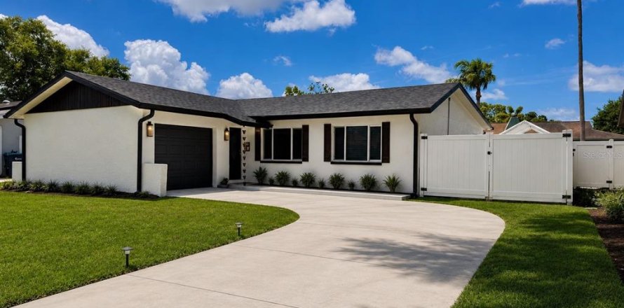 House in Seminole, Florida 3 bedrooms, 145.3 sq.m. № 2138639