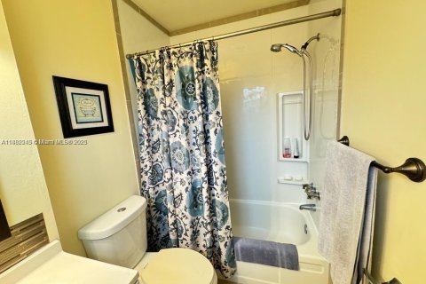 Condo in Hollywood, Florida, 1 bedroom  № 1929608 - photo 13